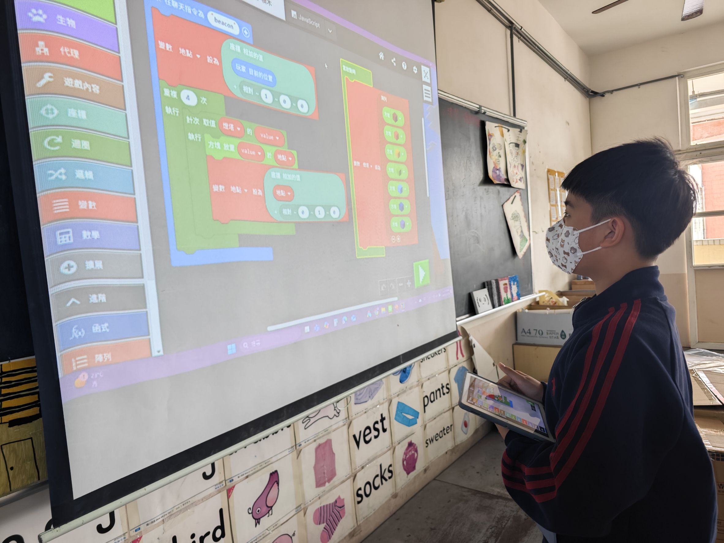 星圖創學夏令營中高年級學員專注操作微軟 MakeCode 視覺化拼圖程式，控制 Agent 代理機器人完成 3D 空間建造任務
